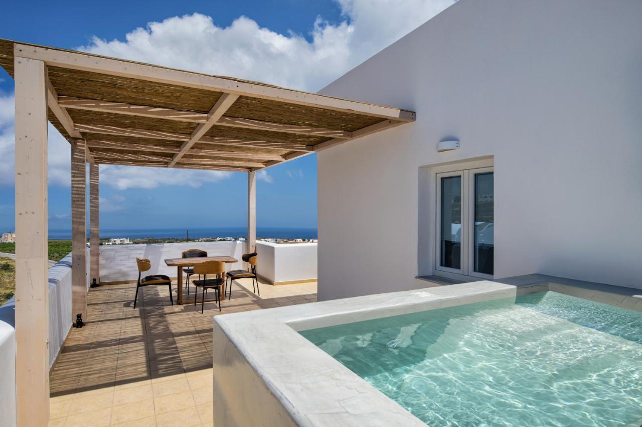 Aelia Luxury Suites Karterados  Zewnętrze zdjęcie A private pool at a hotel in Greece