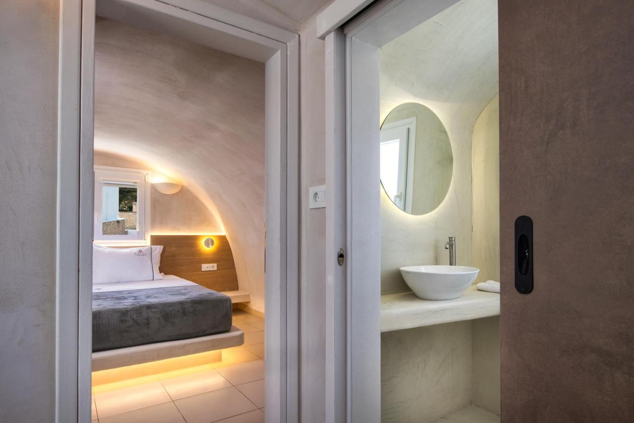 Aelia Luxury Suites Karterados  Zewnętrze zdjęcie A bathroom in a hotel