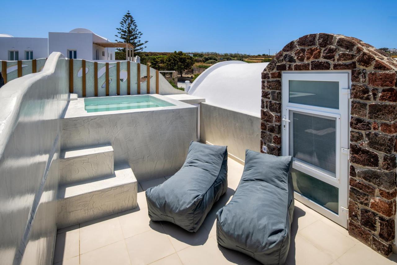 Aelia Luxury Suites Karterados  Zewnętrze zdjęcie A private rooftop pool at a hotel in Santorini, Greece