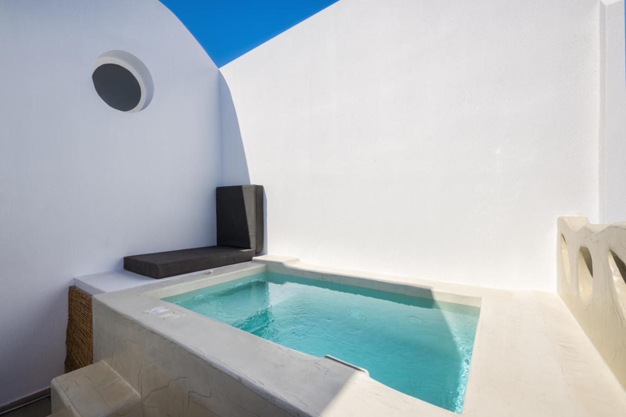 Aelia Luxury Suites Karterados  Zewnętrze zdjęcie A private pool at a hotel in Santorini, Greece